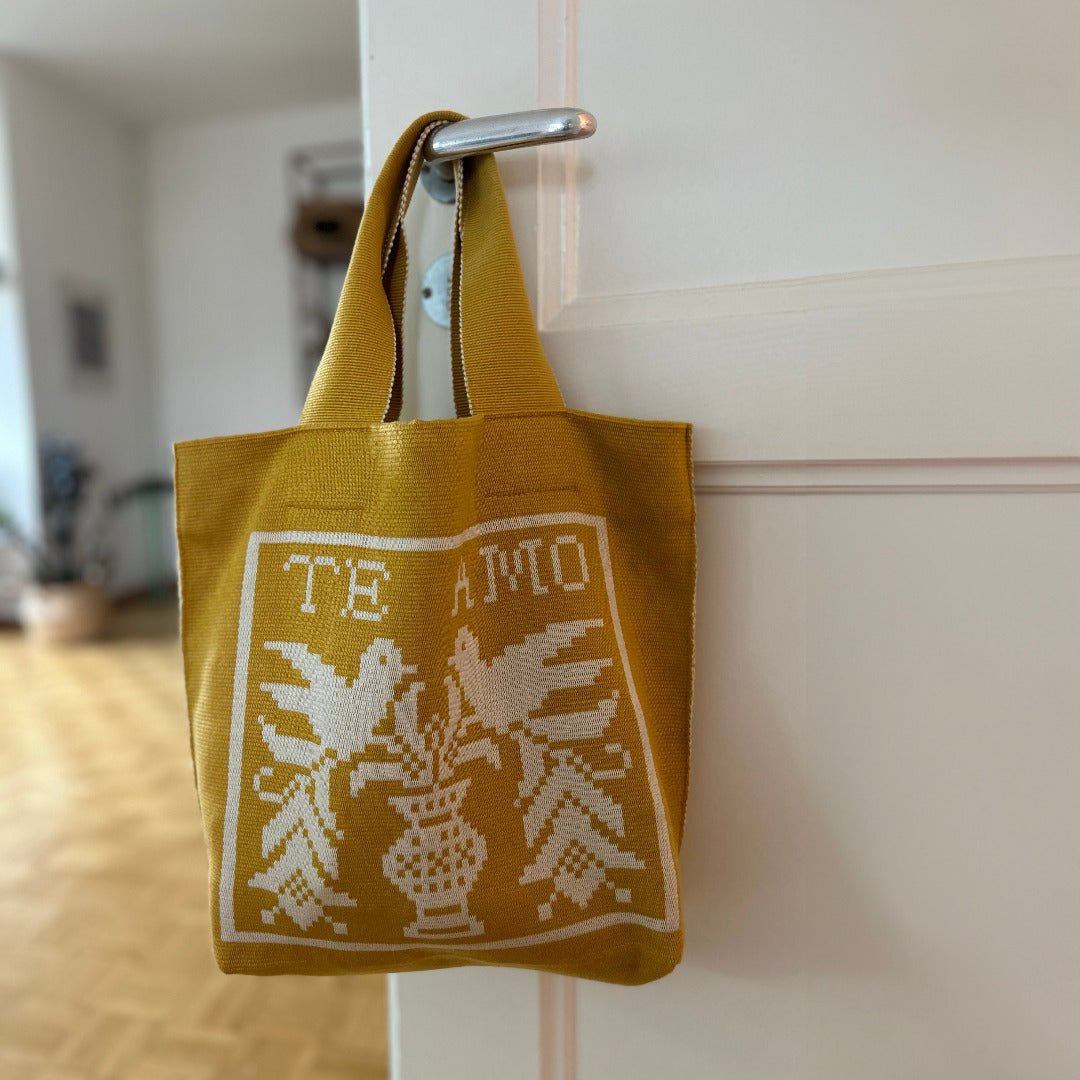 Gelbe Tasche mit Te Amo Motiv und Vögelchen auf gelbem Hintergrund