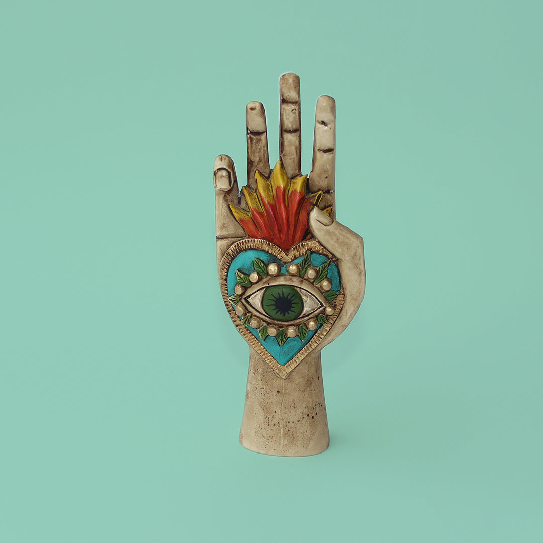 Mano corazón ojo y llama