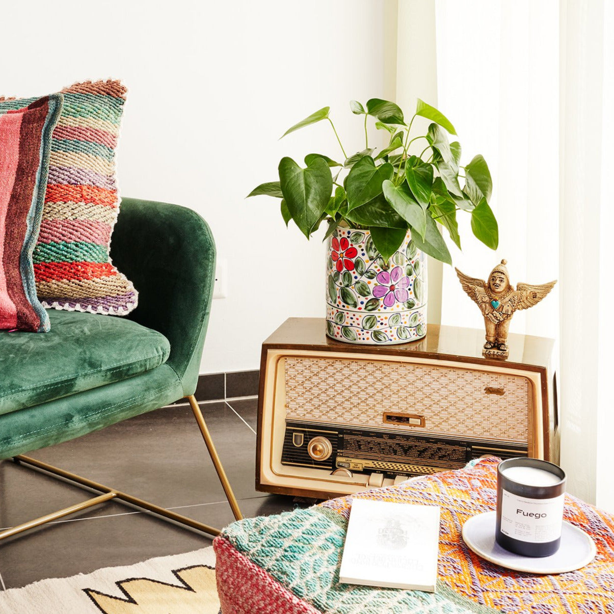 farbiger Blumentopf auf altem Radio, Deko