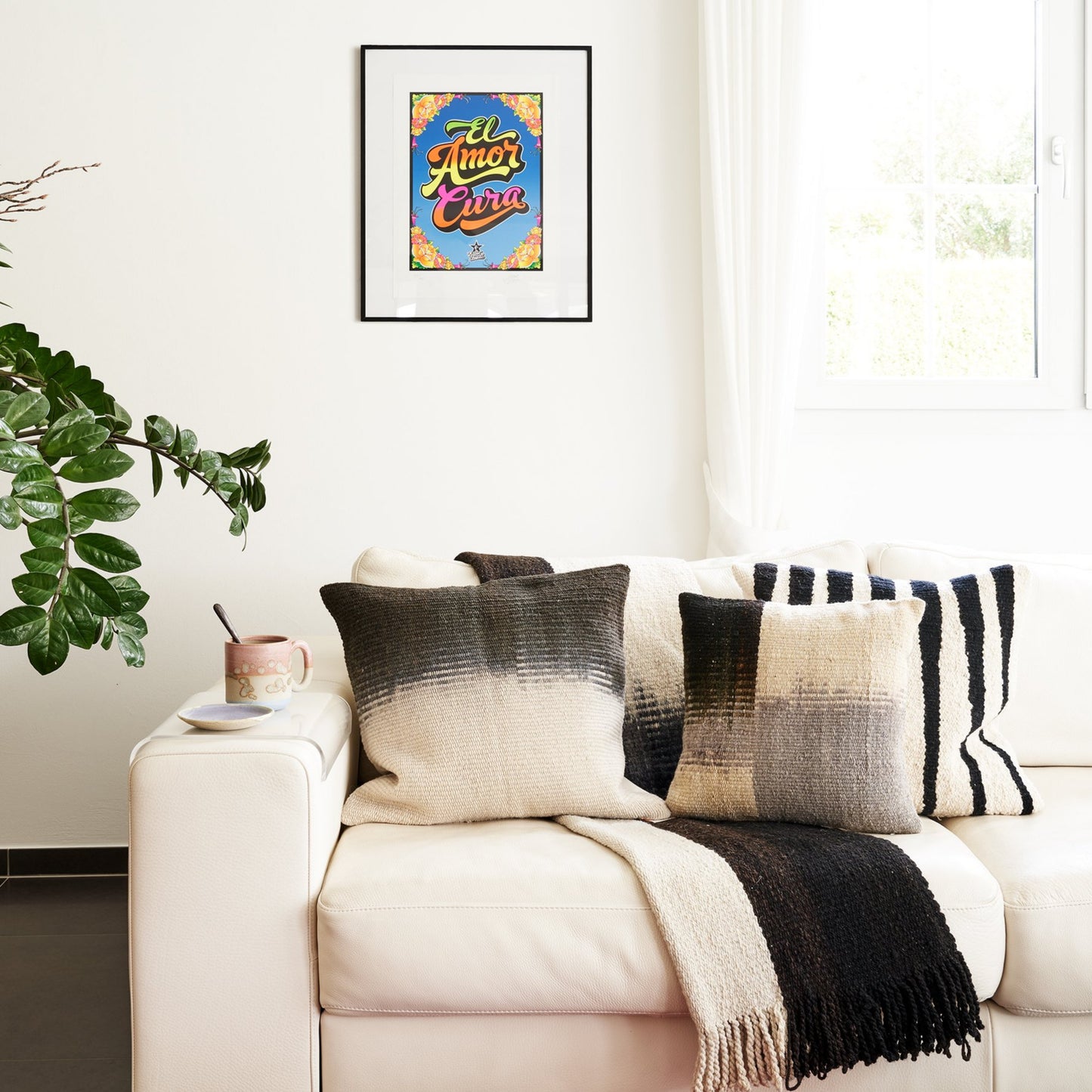 Elliot Tupac. Peruanischer farbiger Siebdruck. Chicha Kunst. El amor cura. Sofa mir weiss schwarzen peruanischen Kissen.