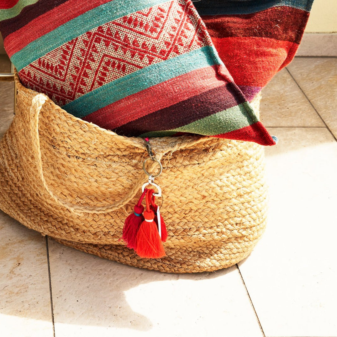Anhänger mit Tasseln an Strandtasche