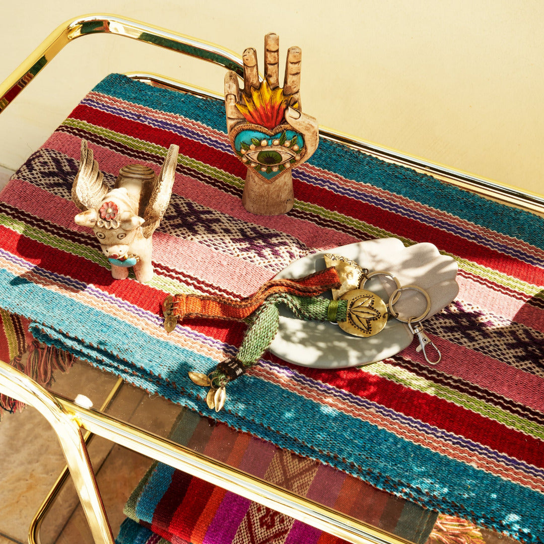 peruanische Glücksbringer als Deko und Schlüsselanhänger auf Barwagen