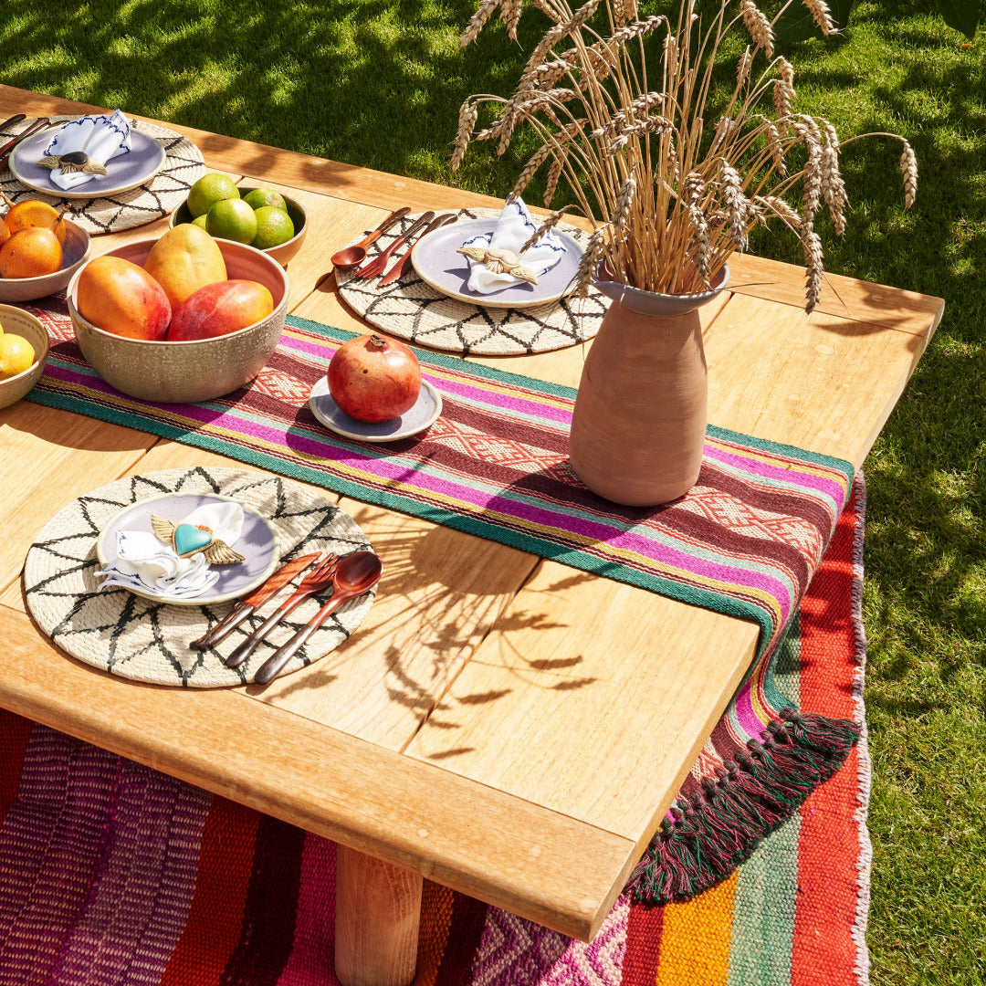 Sommerlicher bedeckter Tisch in der Wiese. Picknick