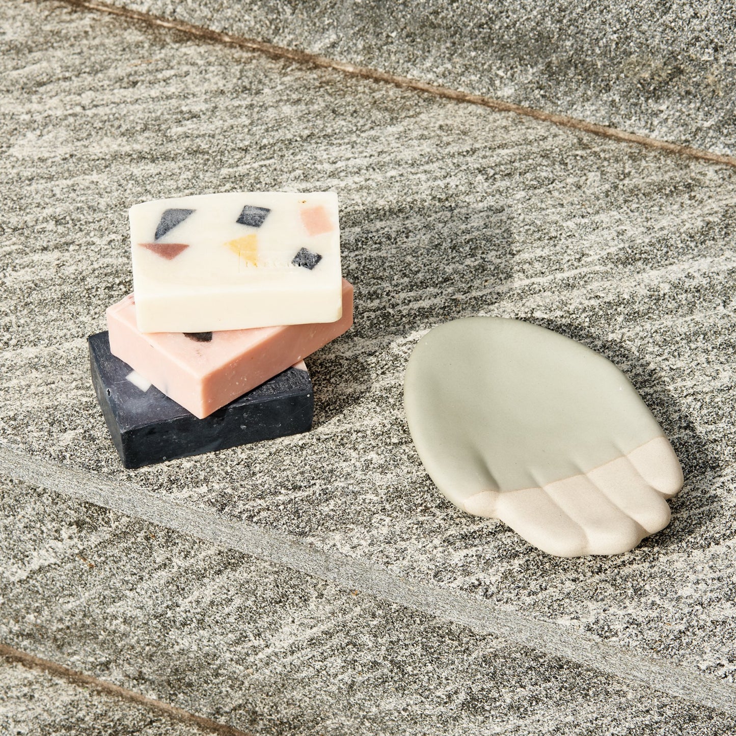 Schwarze, weisse und rosa Seife im Terazzo Stil, mit kleiner Seifenschale in form einer Hand