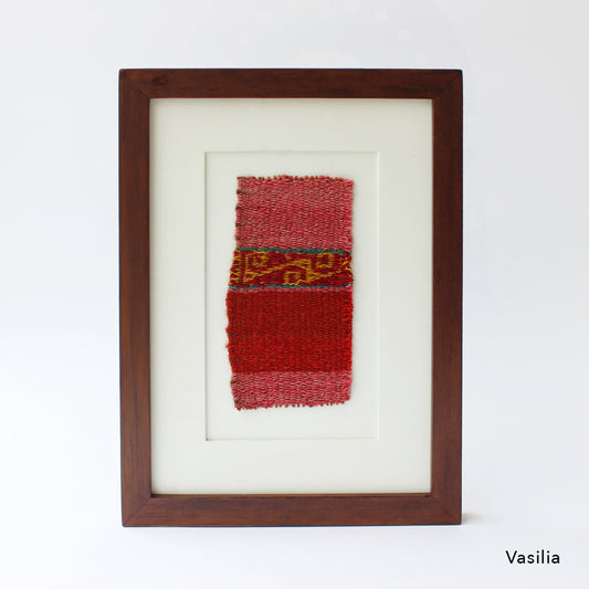 rosa rotes Ethno Bild mit Holzrahmen, traditionelles handgemachtes Stoffstück aus Peru, A4