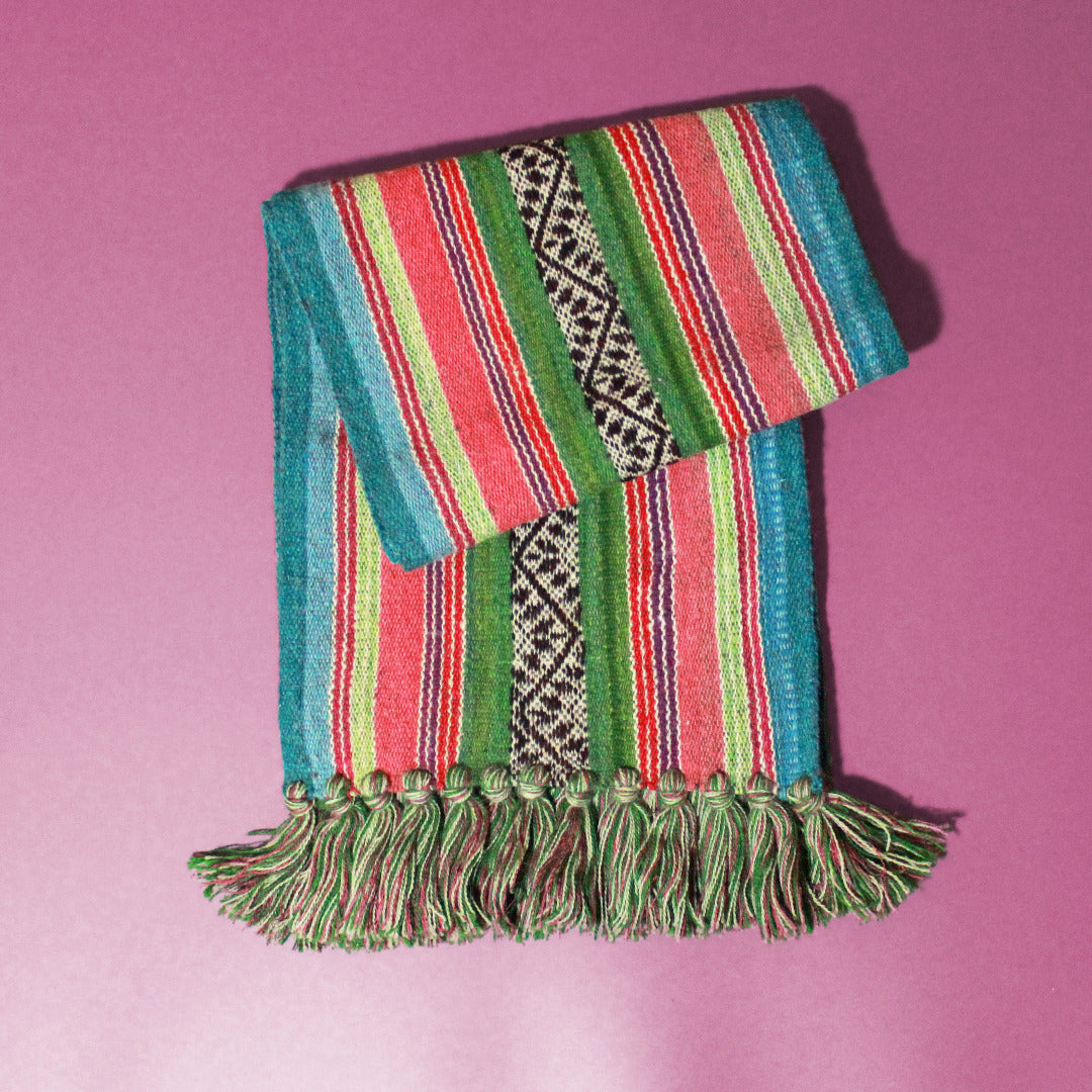 farbiger Tischläufermit Fransen, typisch peruanische Muster