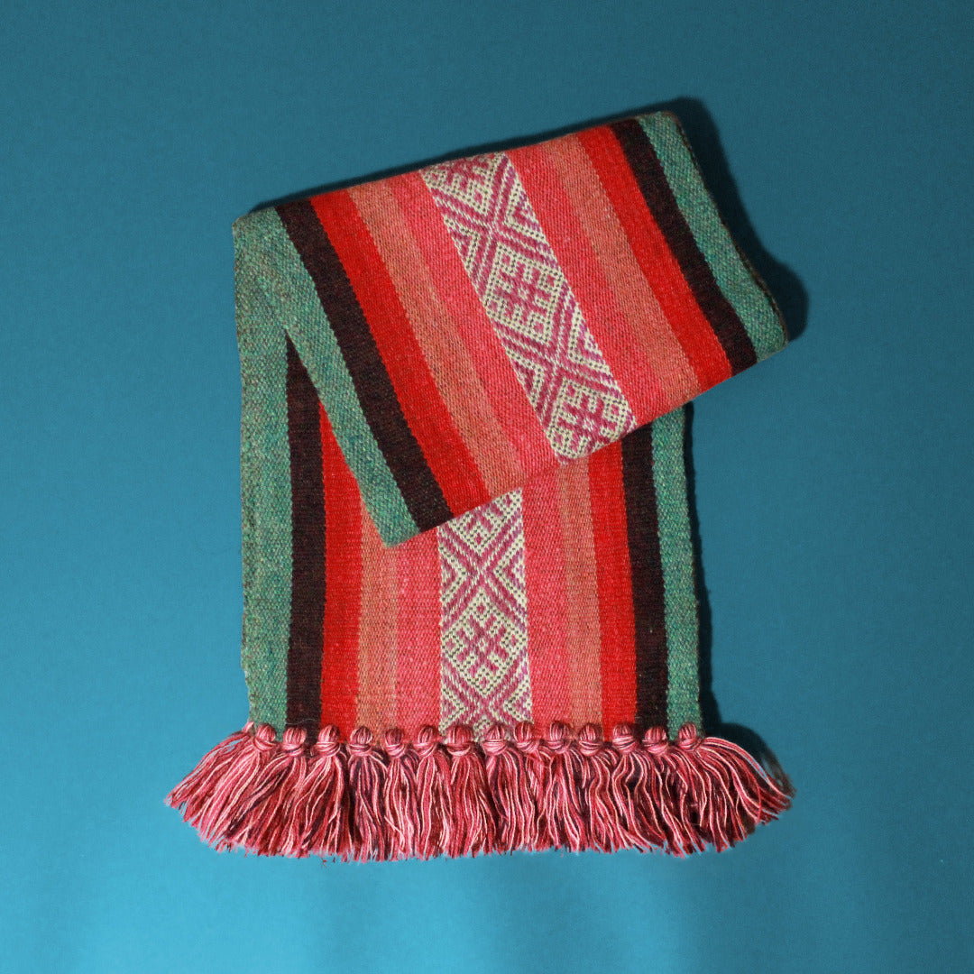 farbiger Tischläufermit Fransen, typisch peruanische Muster