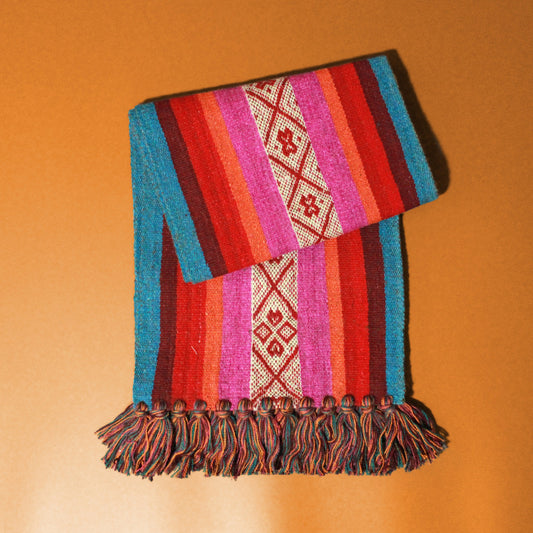 farbiger Tischläufermit Fransen, typisch peruanische Muster