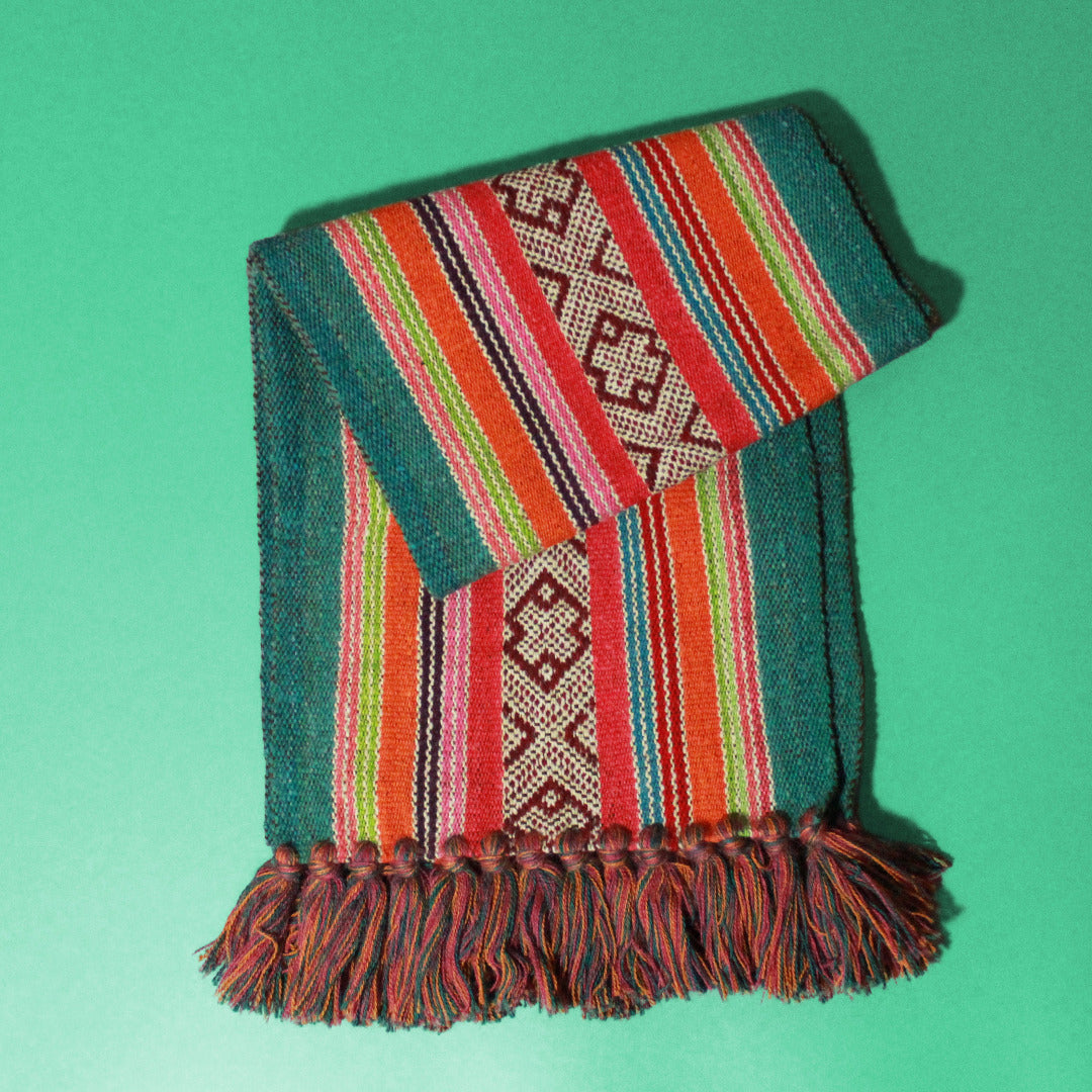 farbiger Tischläufermit Fransen, typisch peruanische Muster