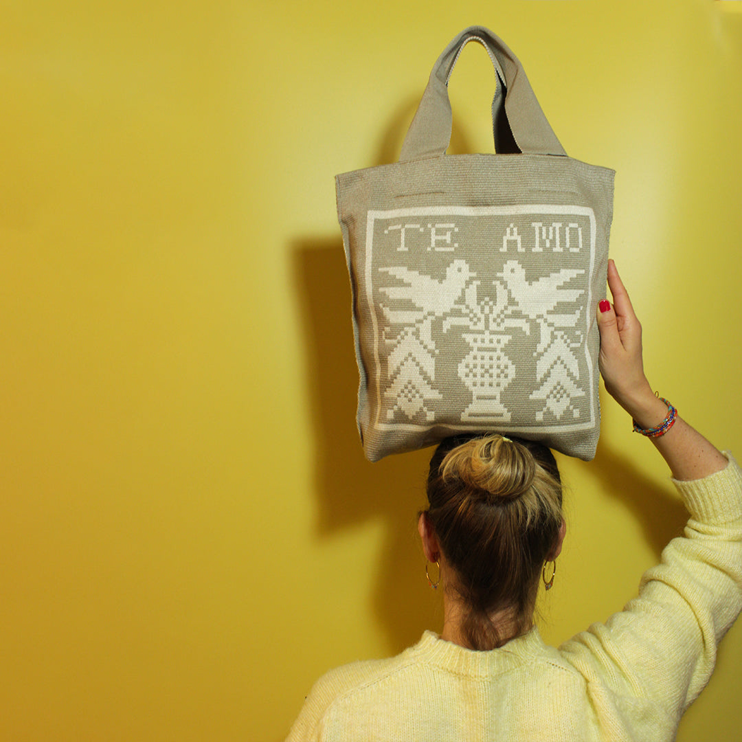 Beige Tasche mit Te Amo Motiv und Vögelchen auf gelbem Hintergrund