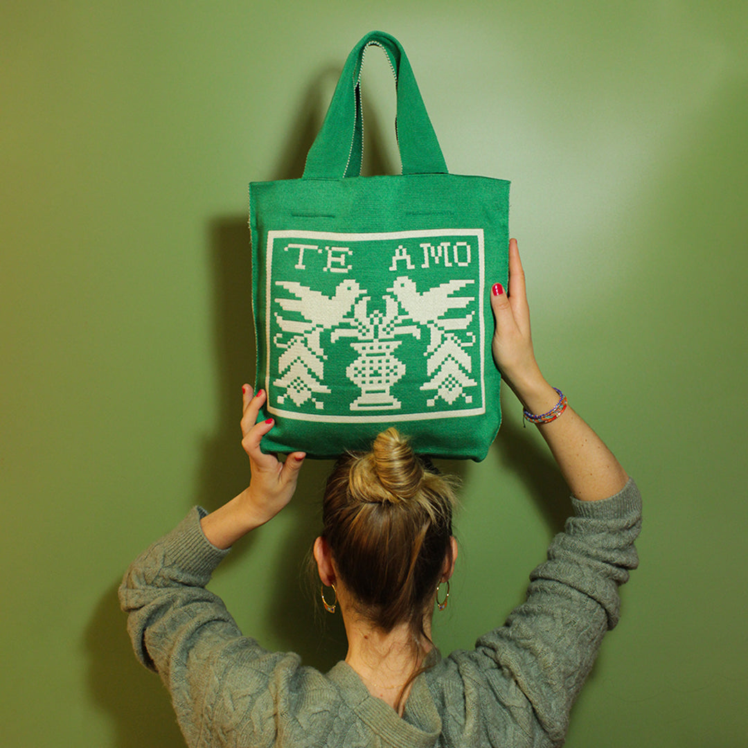 Grüne Tasche mit Te Amo Motiv und Vögelchen auf grünem Hintergrund