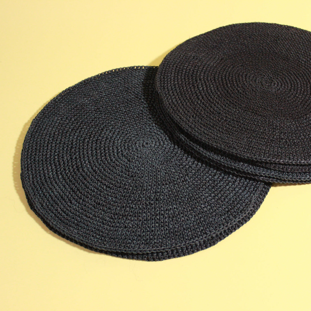 Von hand geflochtenes schwarzes rundes Tischset