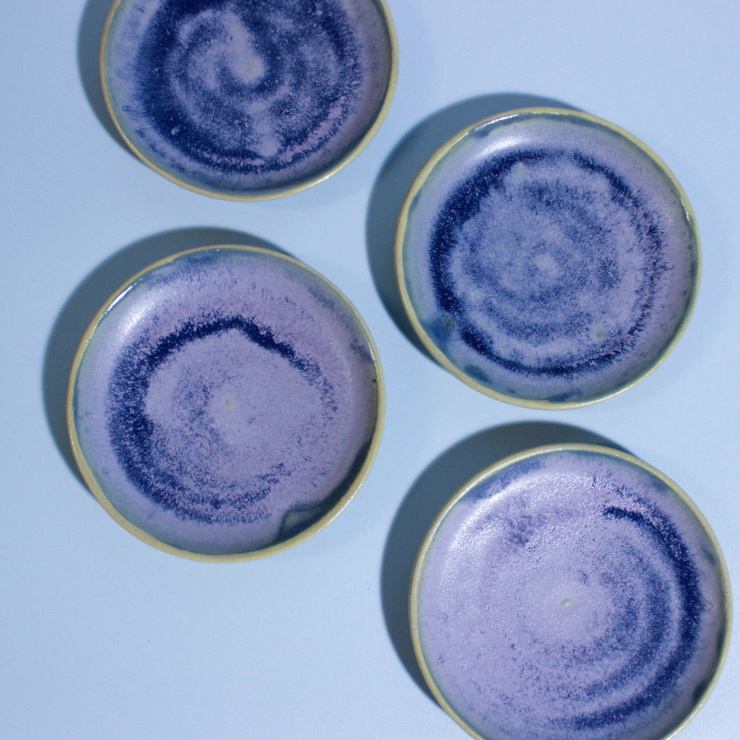 Handgefertigte blau violette Teller.