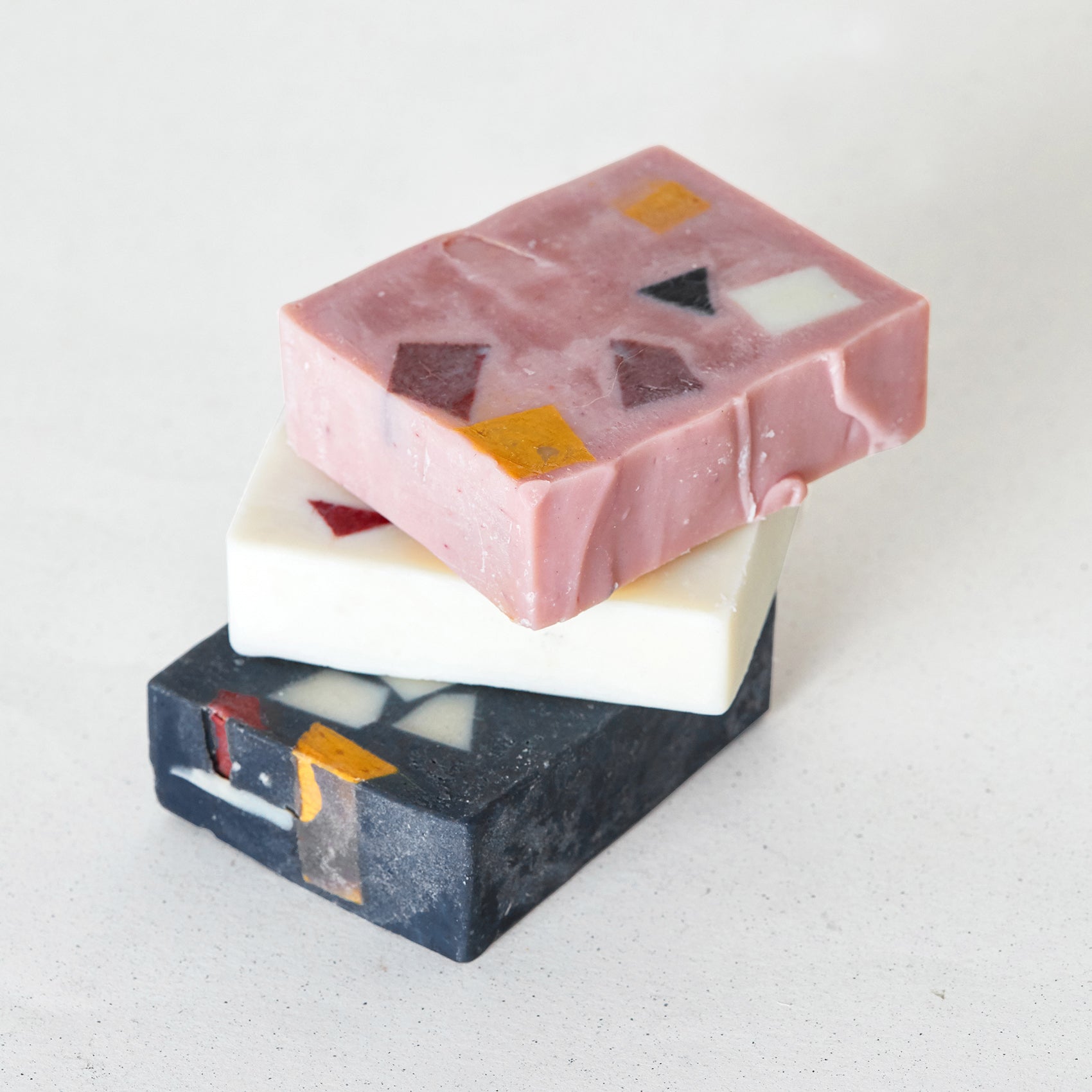 Schwarze, weisse und rosa Seife im Terazzo Stil.