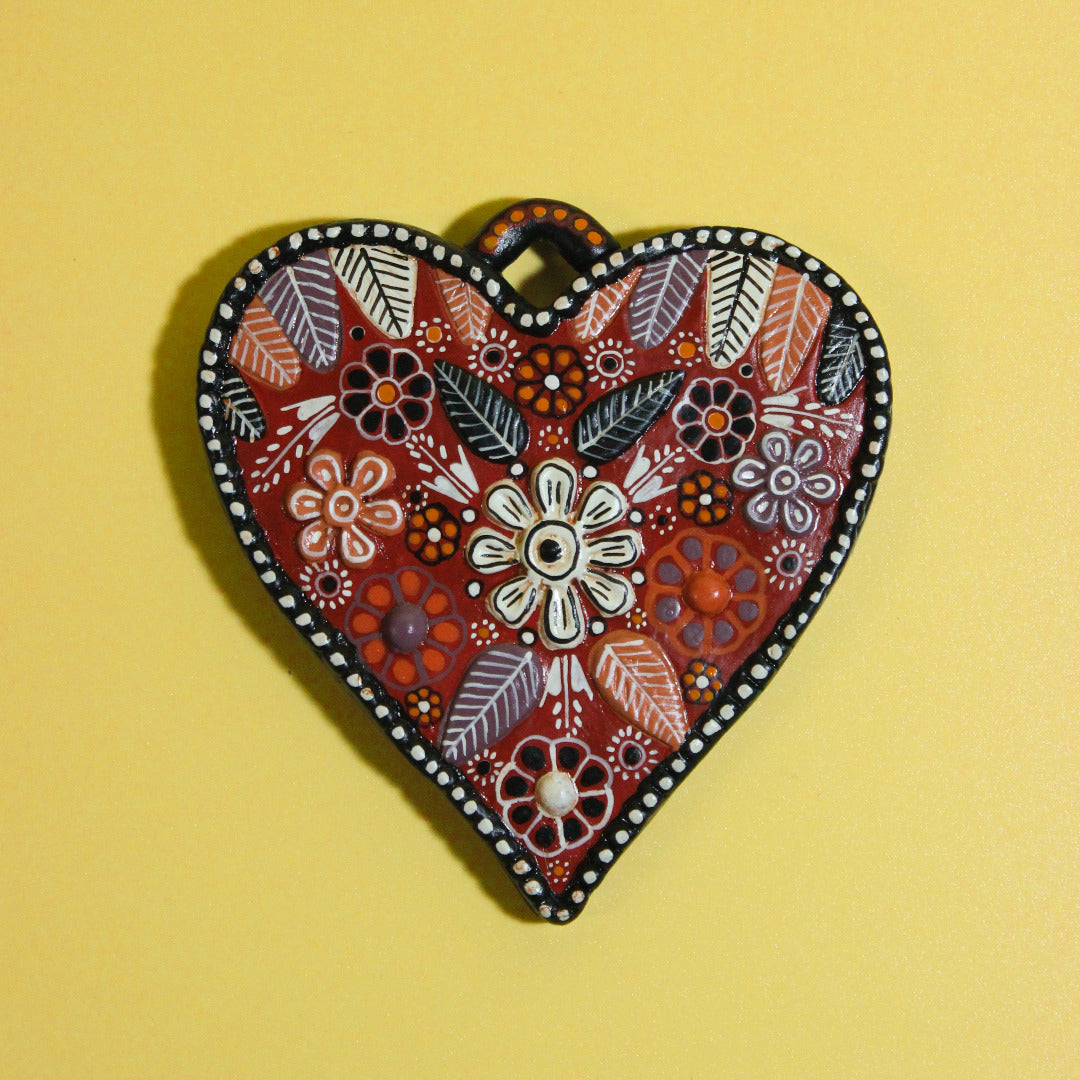 Von Hand bemalenes Herz mit Blumenmuster zum aufhängen