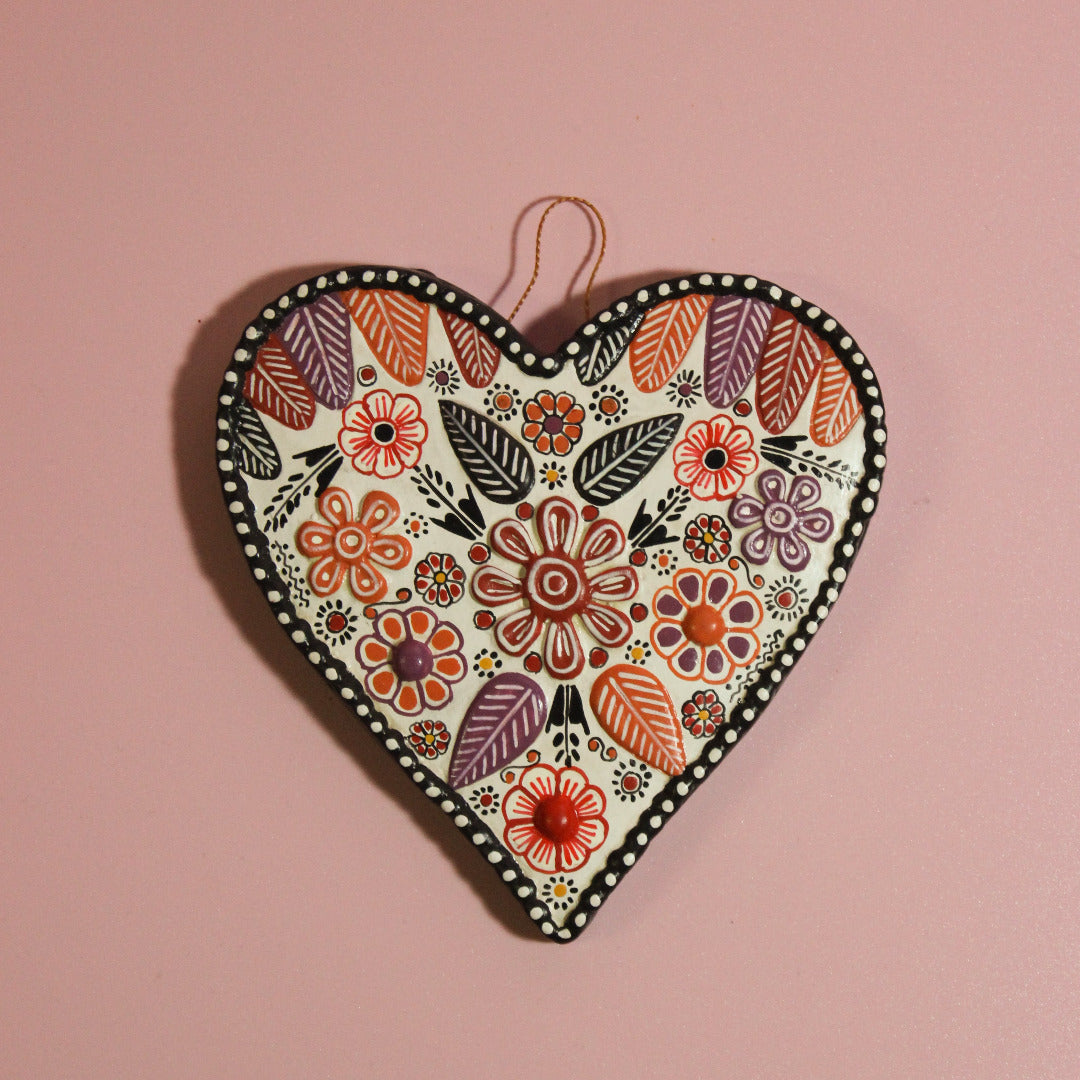 Von Hand bemalenes Herz mit Blumenmuster zum aufhängen
