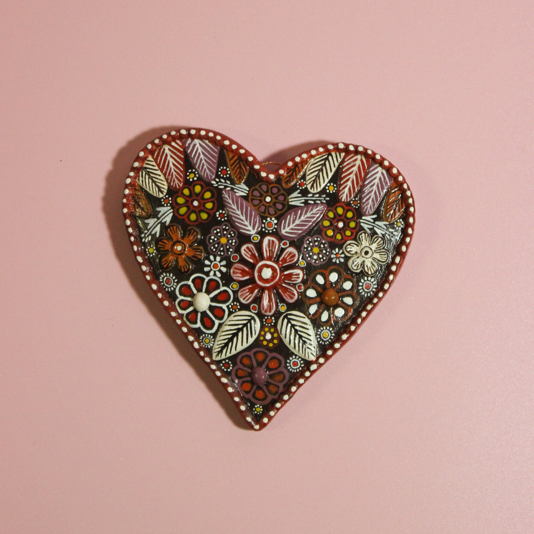 Von Hand bemalenes Herz mit Blumenmuster zum aufhängen