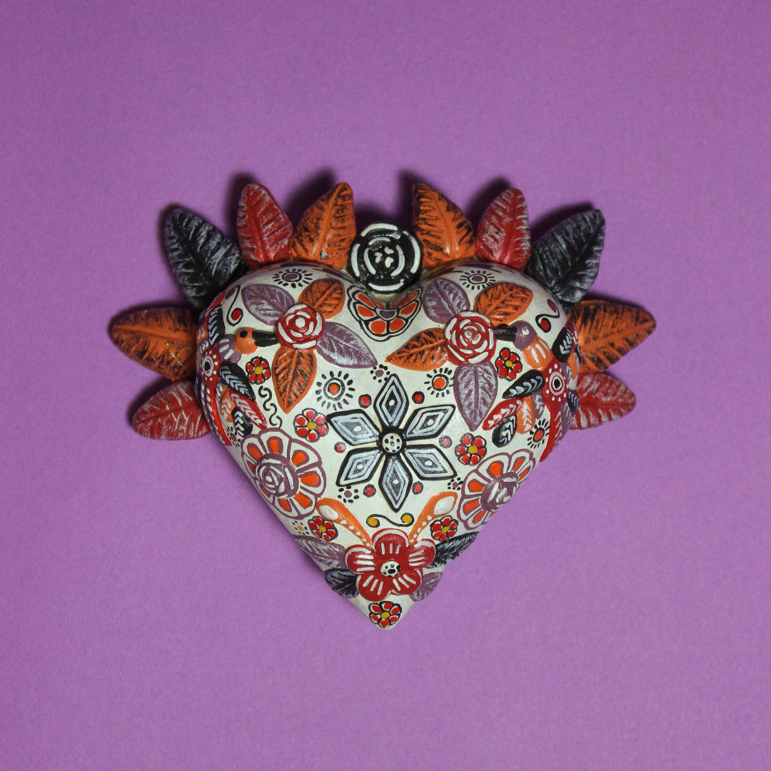 Von Hand bemalenes Herz mit Blumenmuster uns Kolibris zum aufhängen