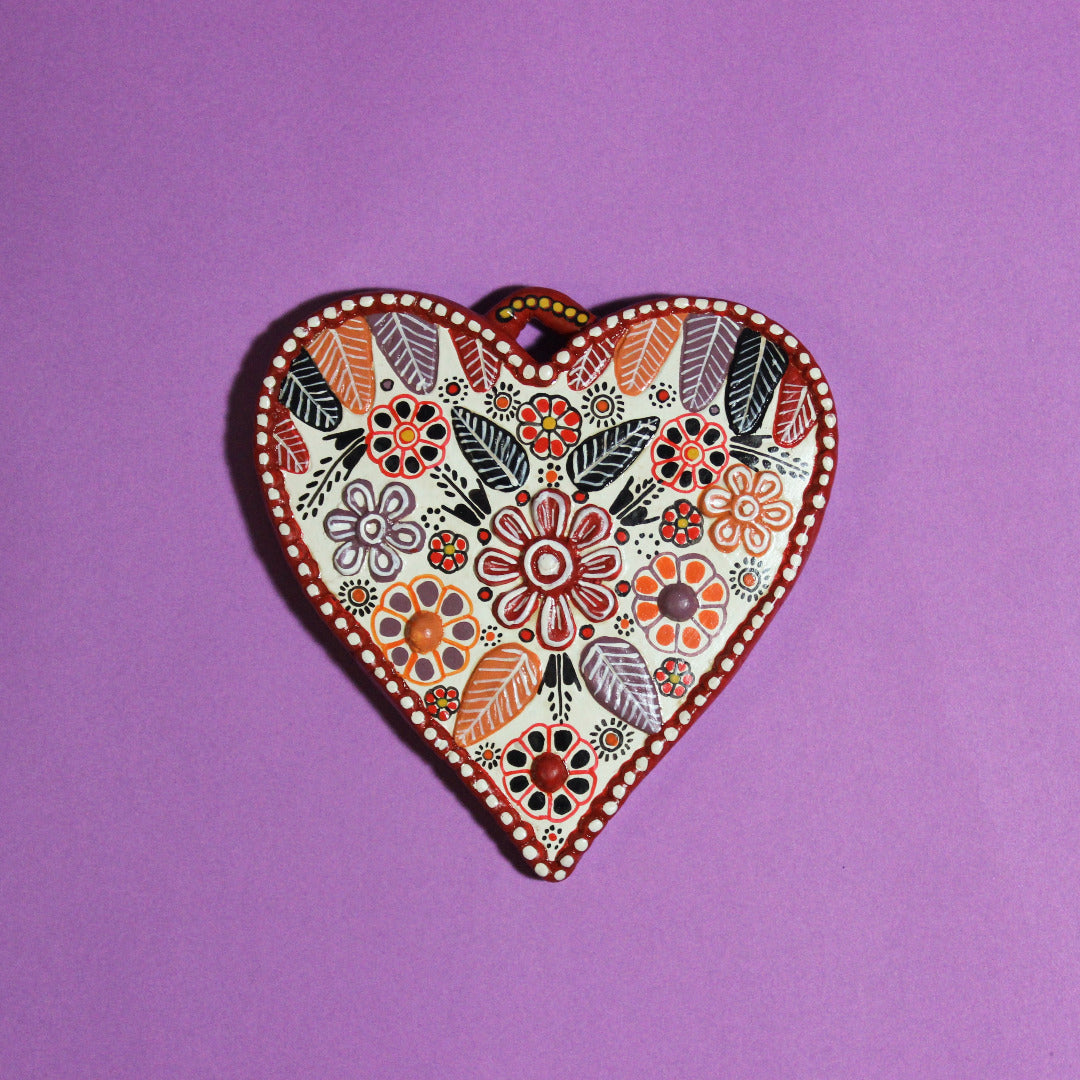 Von Hand bemalenes Herz mit Blumenmuster zum aufhängen