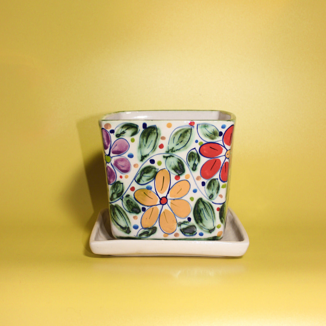 farbiger eckiger Blumentopf mit floralem Muster inkl. Untertopf zum Direkteinpflanzen