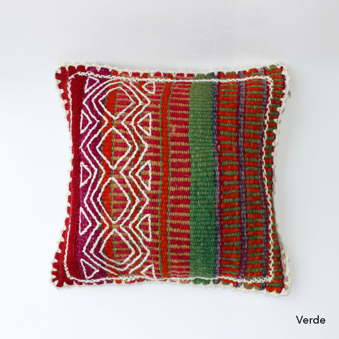 Von Hand gewobenes und besticktes Kissen in Rot- und Grüntönen aus Südamerika