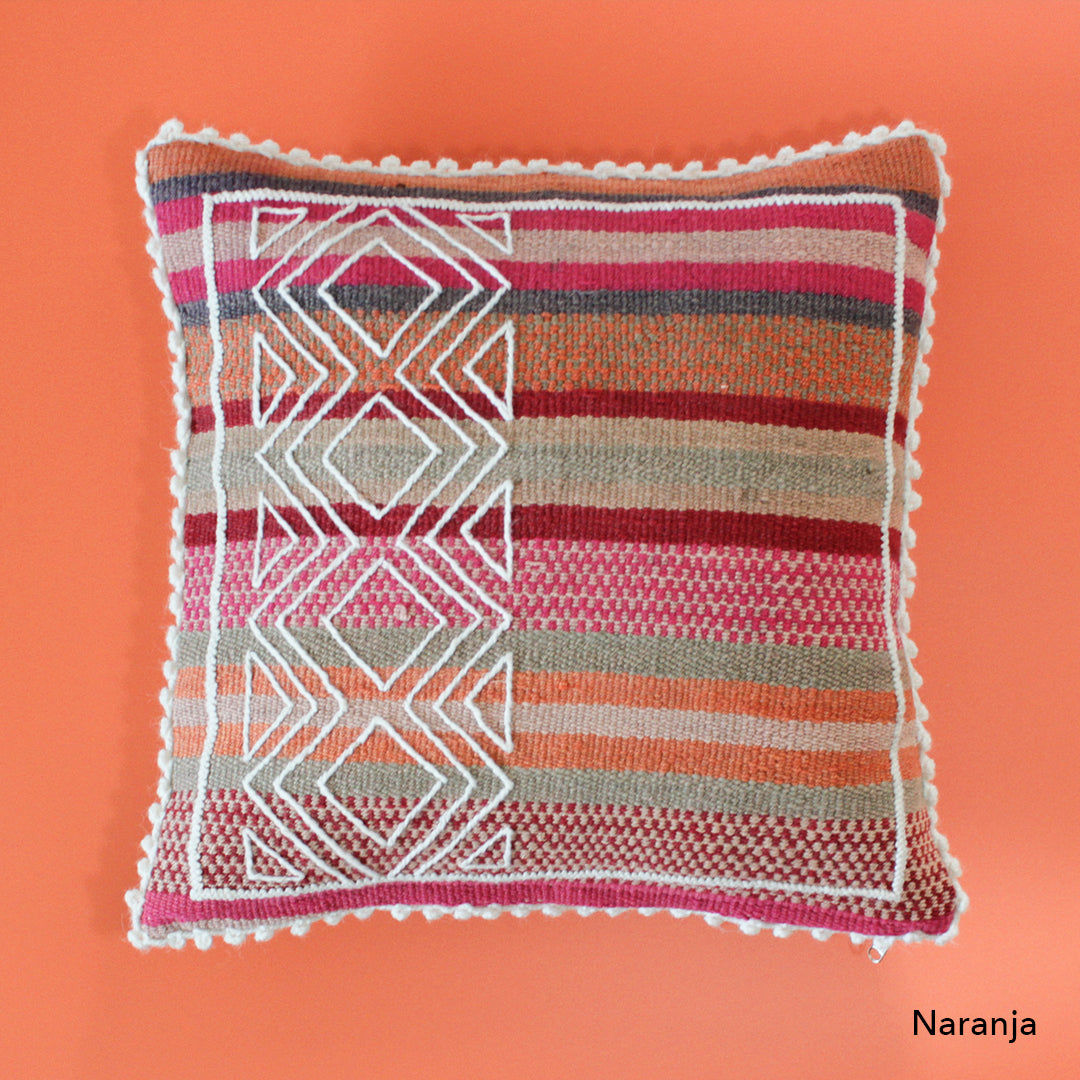 Von Hand gewobenes und besticktes Kissen in Orangetönen aus Südamerika