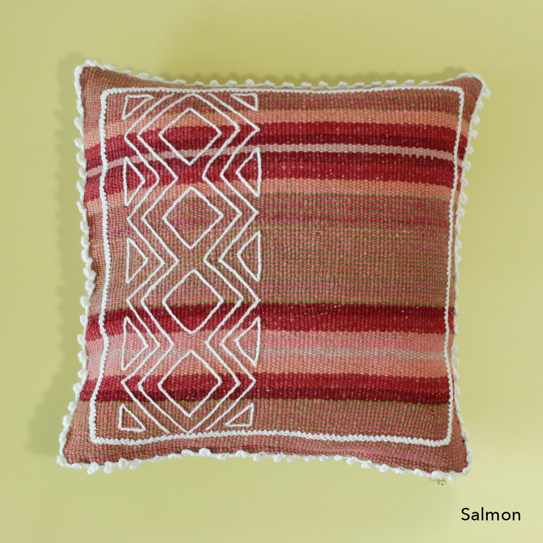Von Hand gewobenes und besticktes Kissen in Rosa aus Südamerika