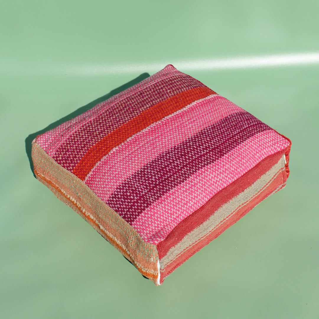 farbiger Pouff aus typisch südamerikanischem Stoff