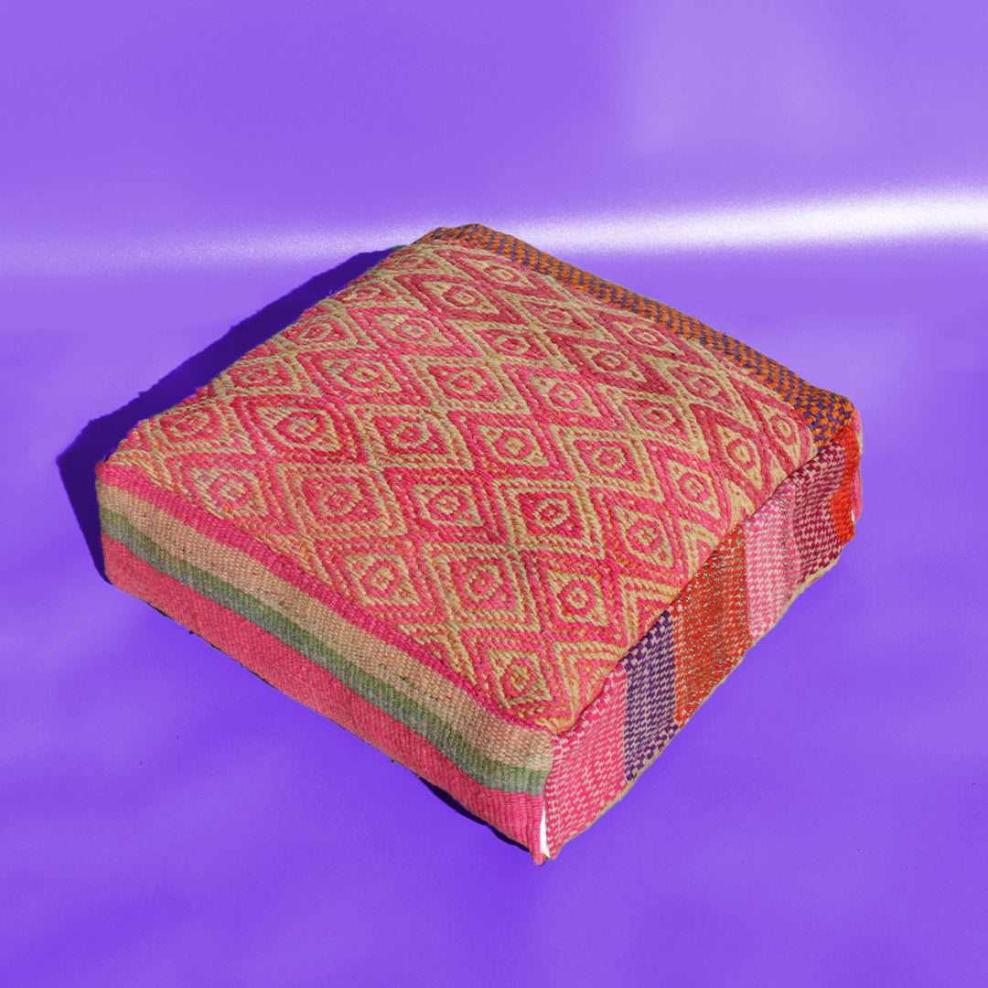 farbiger Pouff aus typisch südamerikanischem Stoff