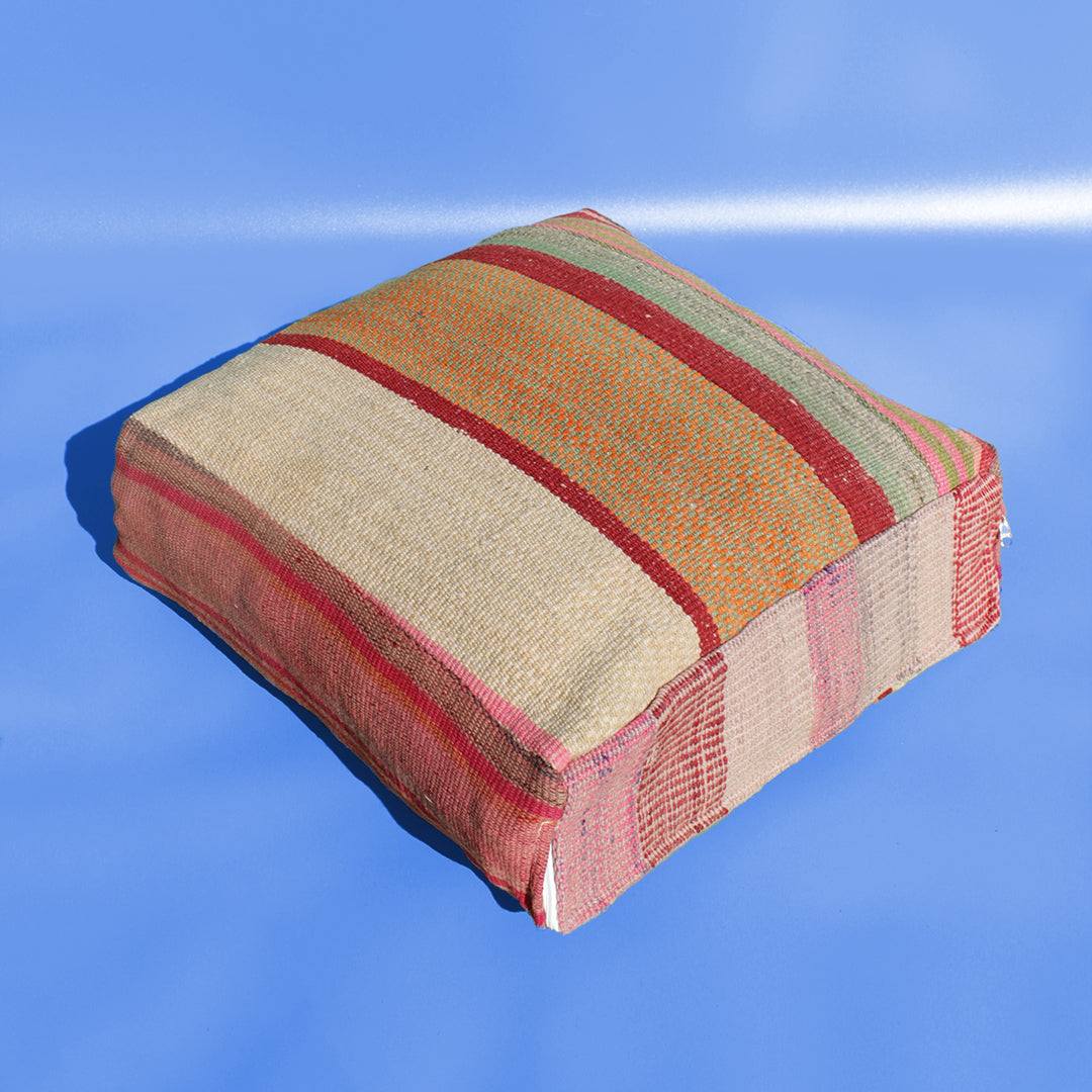 farbiger Pouff aus typisch südamerikanischem Stoff