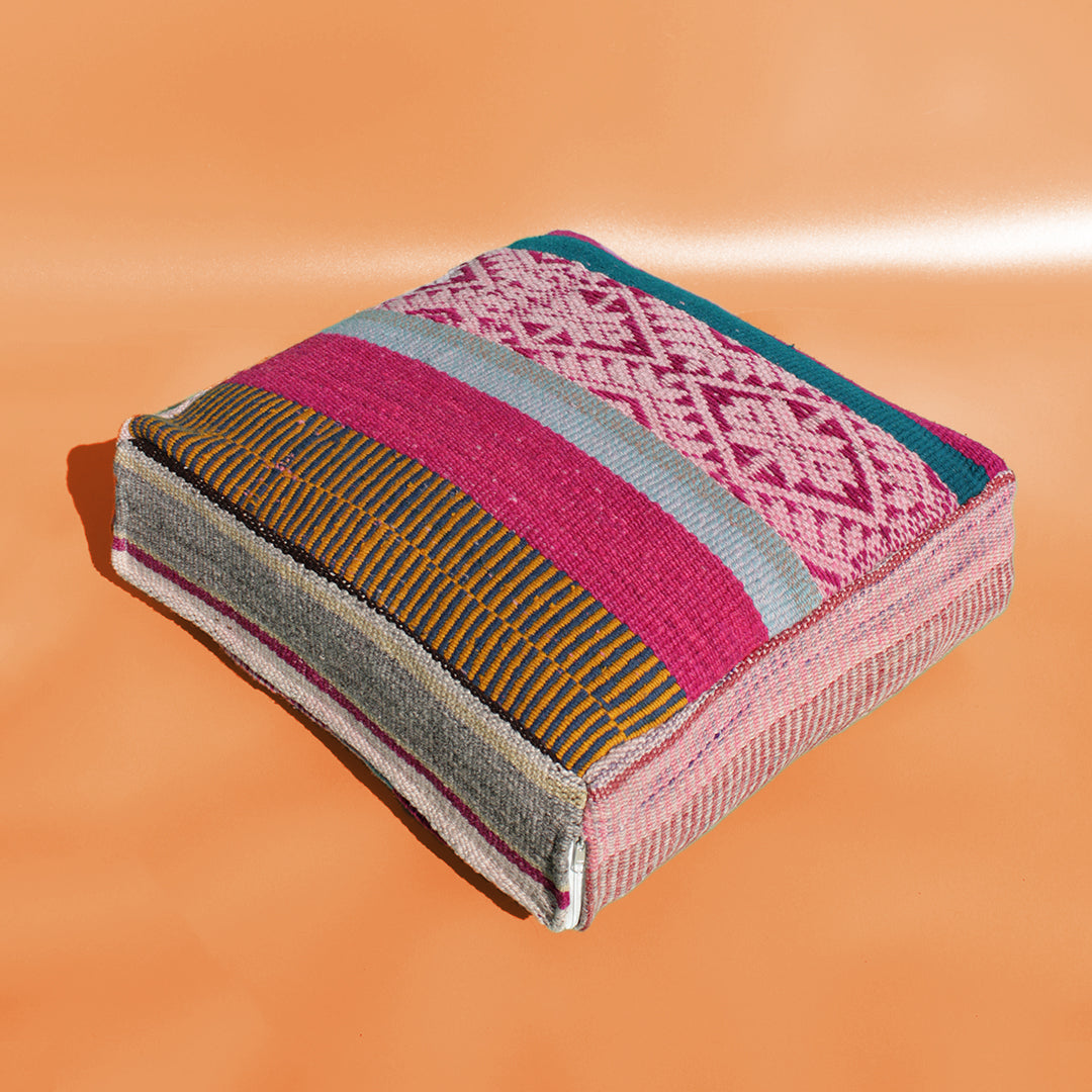 farbiger Pouff aus typisch südamerikanischem Stoff