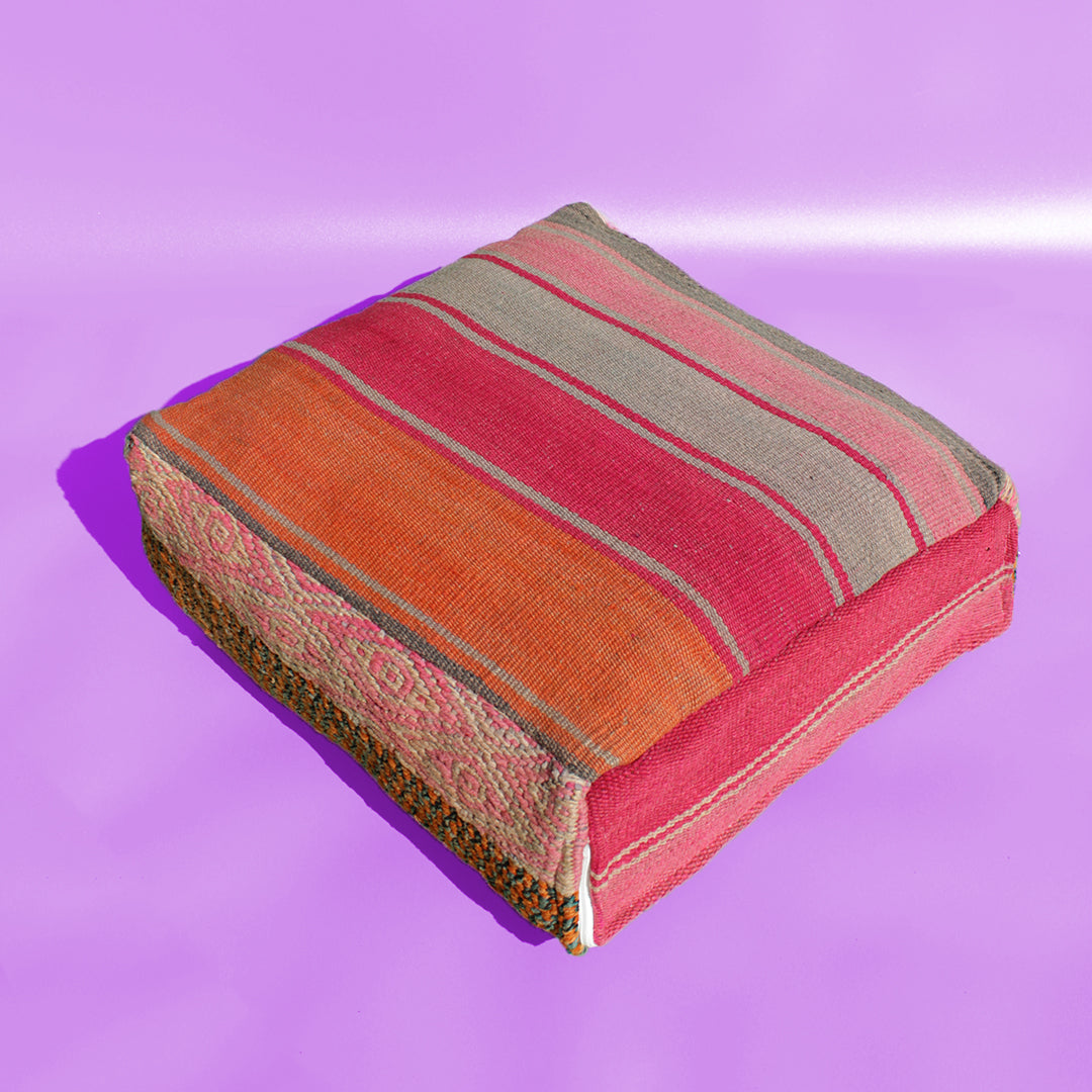 farbiger Pouff aus typisch südamerikanischem Stoff