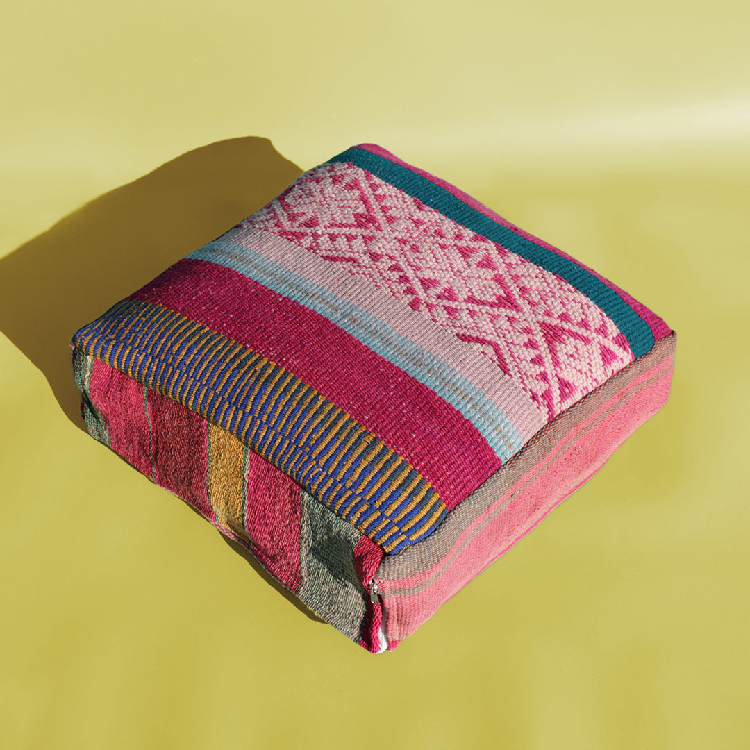 farbiger Pouff aus typisch südamerikanischem Stoff