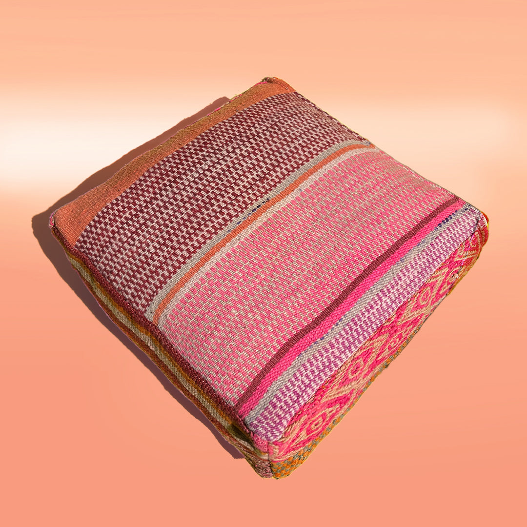 Rückseite, farbiger Pouff aus typisch südamerikanischem Stoff