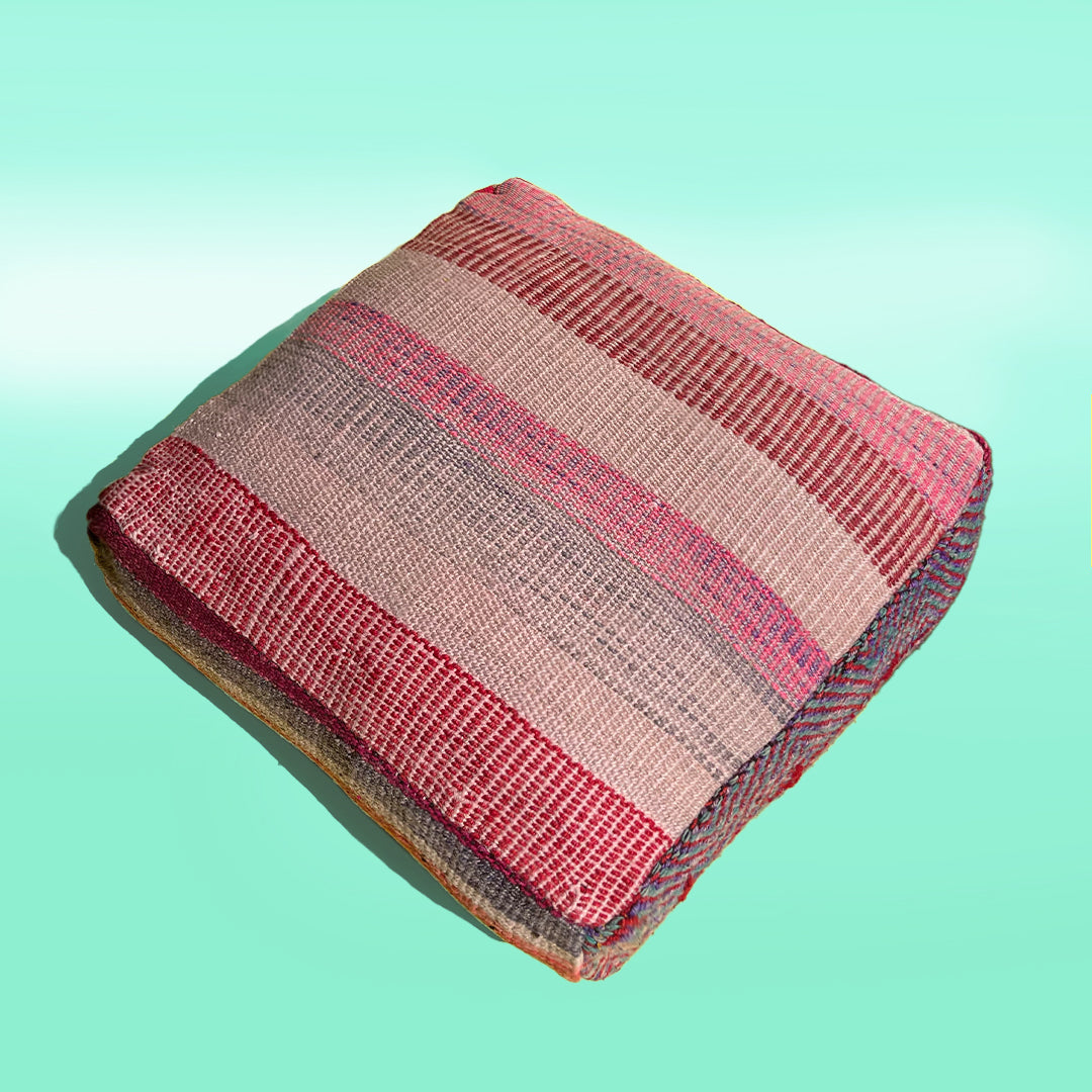 Vorderseite, farbiger Pouff aus typisch südamerikanischem Stoff