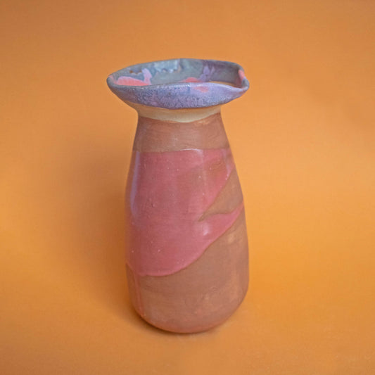 Handgefertigter rosafarbener Krug inspiriert von peruanischen präkolumbischen Formen.
