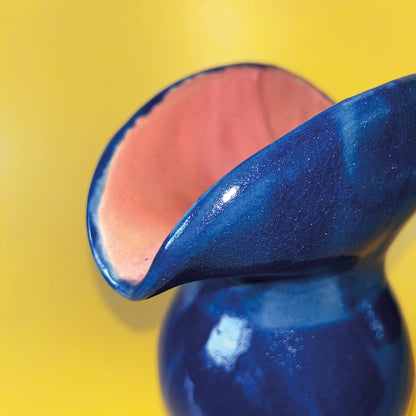 Detailbild von einem Handgefertigten blauen Krug mit zwei Schnäbel inspiriert von peruanischen präkolumbischen Formen.