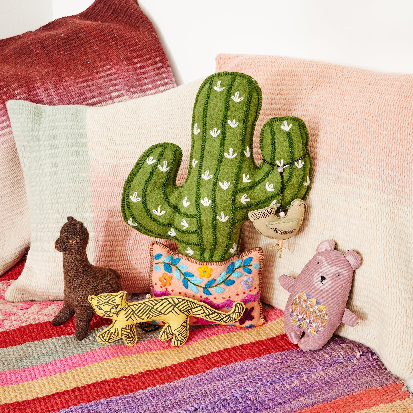Farbiges Bett mit Lama, Ozelot, Brillenbär und Kaktus Stofftieren und Kissen