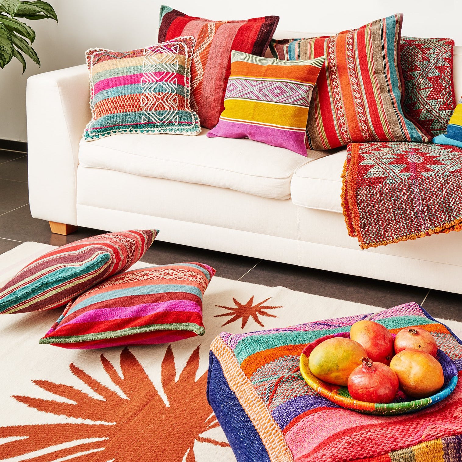 farbige südamerikanische Kissen auf Sofa mit Pouff