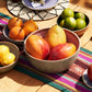 Gedeckter Tisch mit Tropischen Früchten in Schüsseln