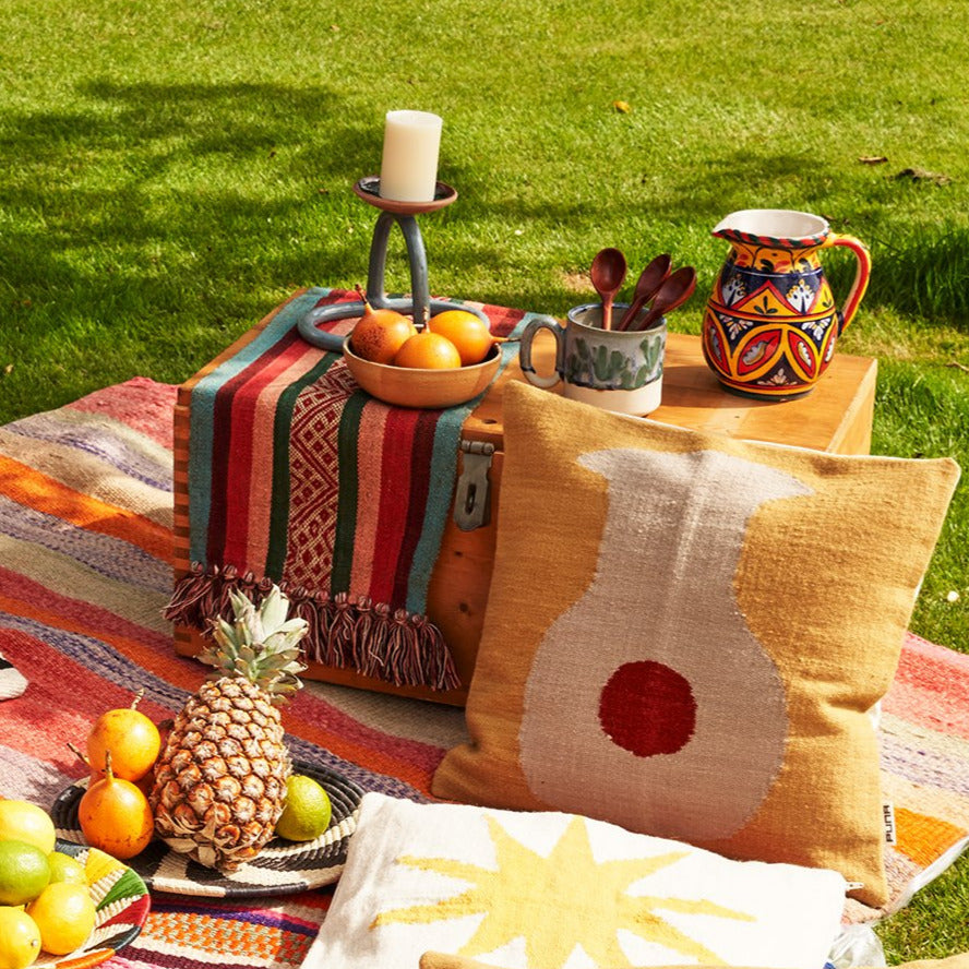 Picknick mit farbigen Kissen und Decken, Früchte in Früchteschalen