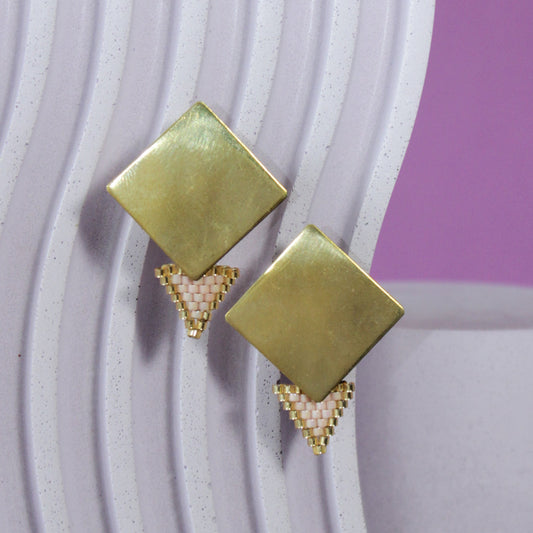 Goldene quadratische Ohrringe mit dreieckigen rosa Perlendetails