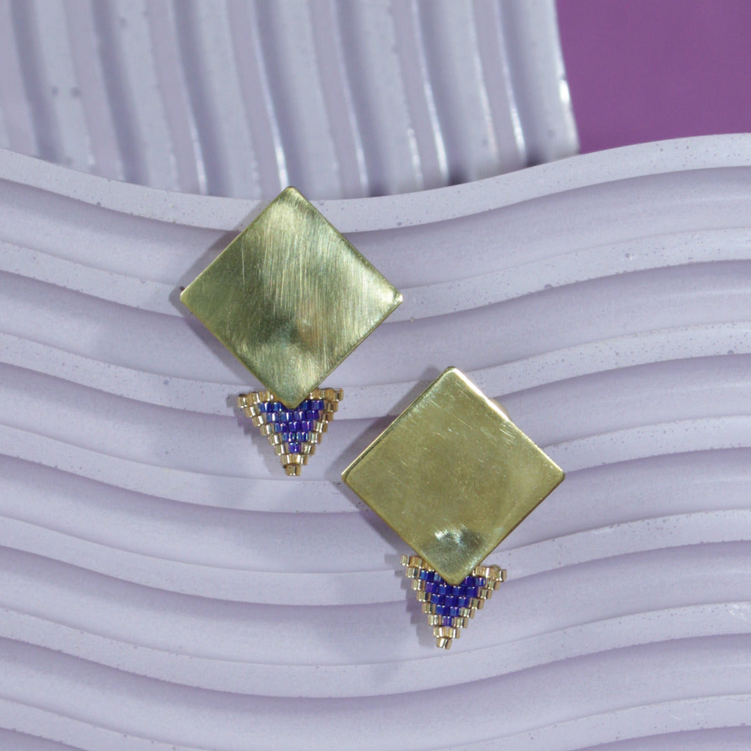 Goldene quadratische Ohrringe mit dreieckigen blauen Perlendetails