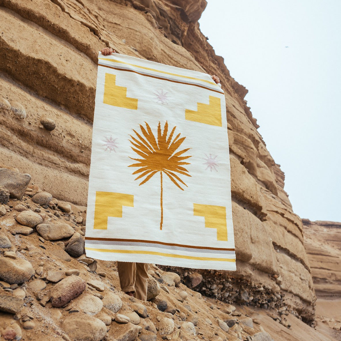 weiss beiger Teppich mit Palme aus Peru von Hand gewoben