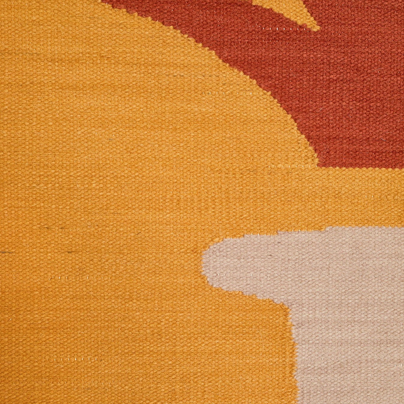 Detailaufnahme, auffälliger beiger Teppich mit abstrakter Ananas und Fransen, von Hand gewoben