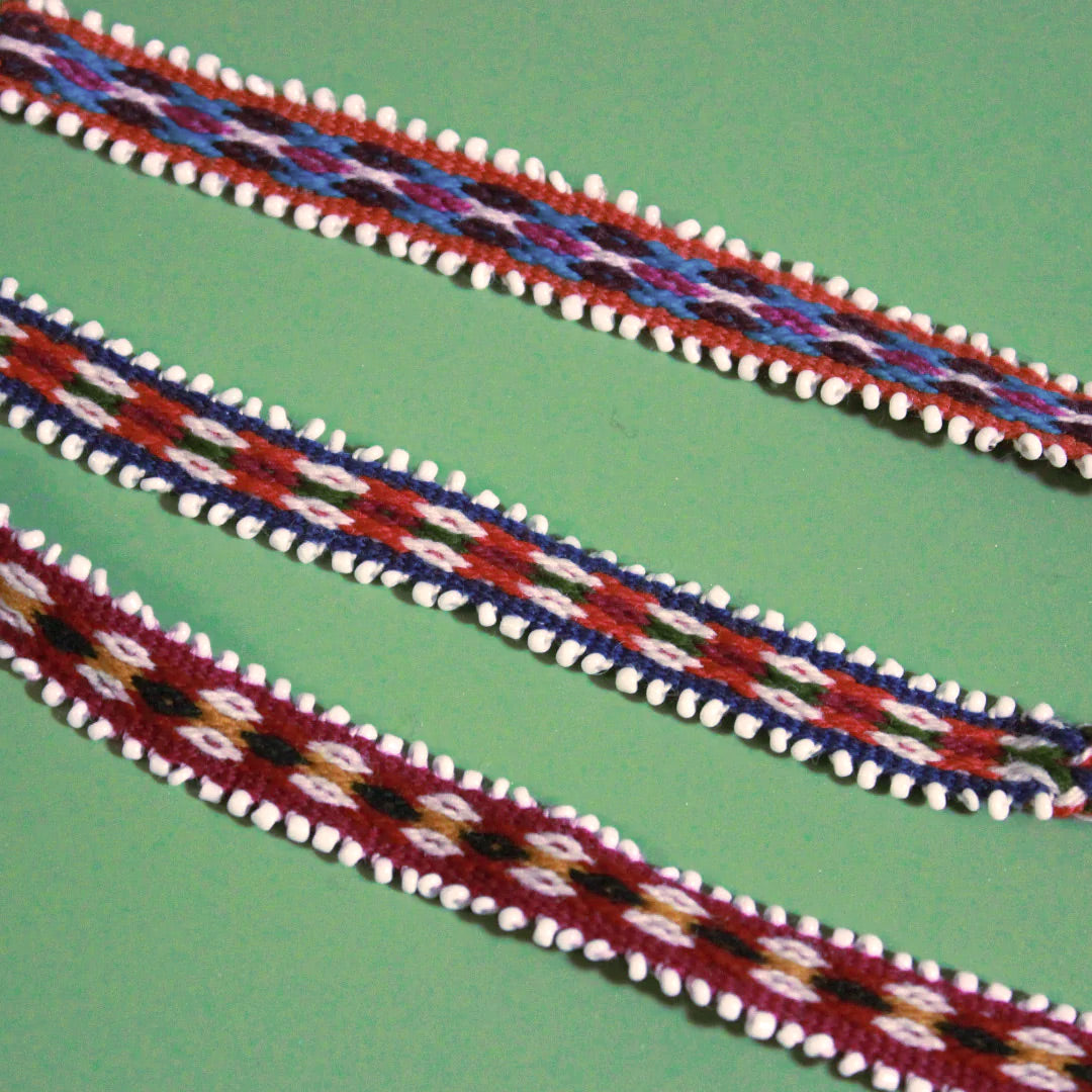 Detailaufnahme von Süamerikanische Armbändchen geknüpft mit kleinen Perlen