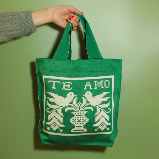 Grüne Tasche mit Te Amo Motiv und Vögelchen auf grünem Hintergrund