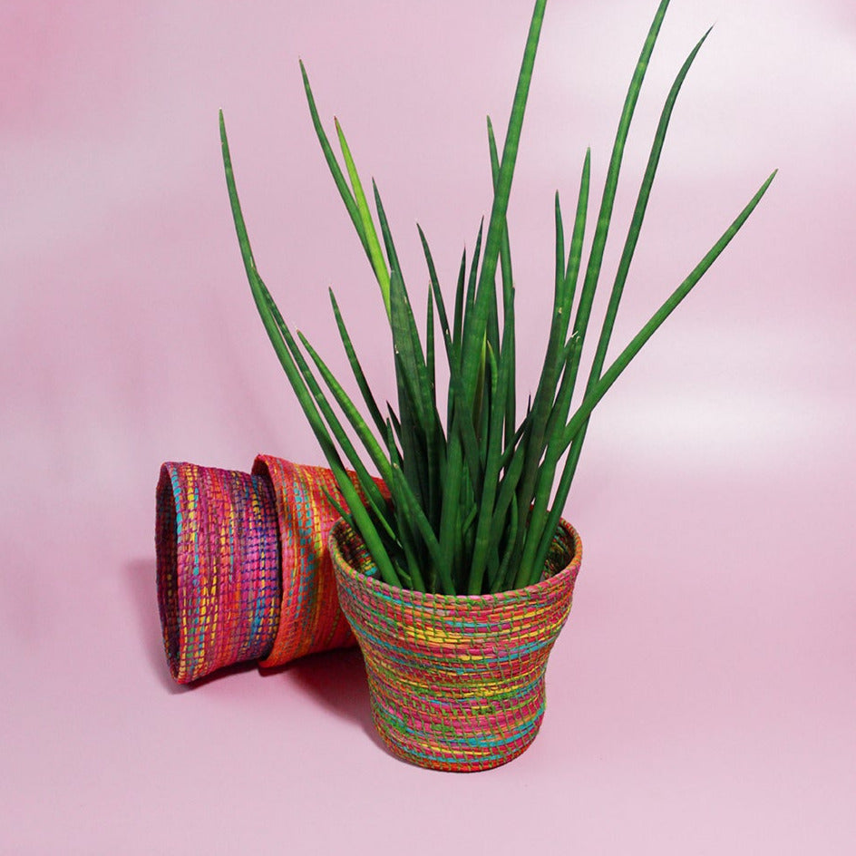 Portamacetero colorinche peruanischer farbiger geflochtener Korb oder Pflanzenübertopf aus Naturfasern mit Bogenhanf