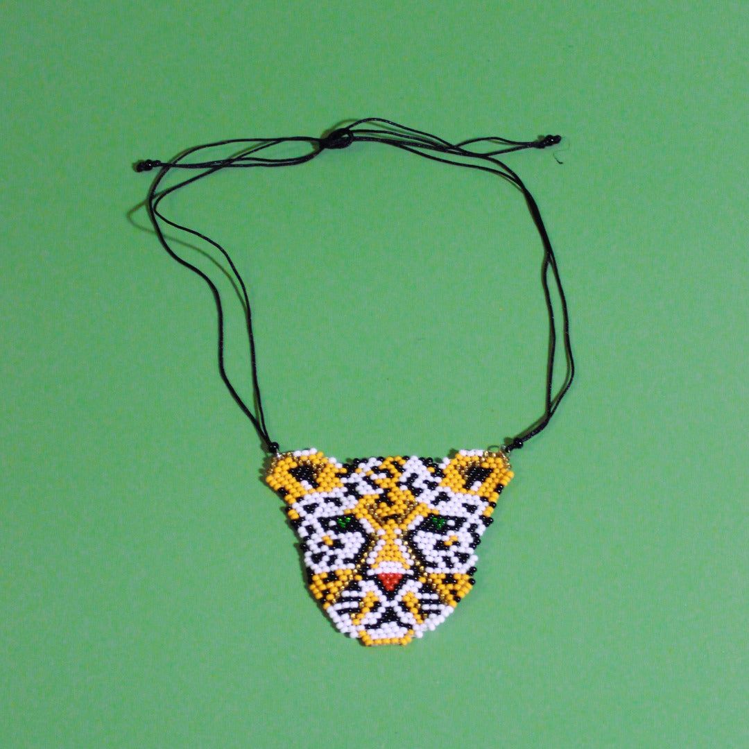 Jaguar Halskette aus farbigen Glasperlen