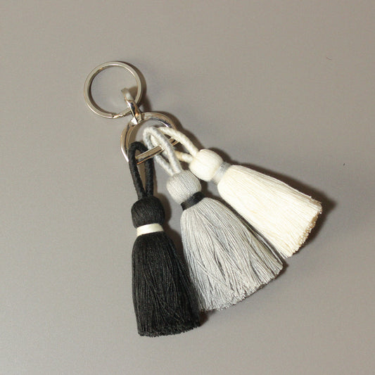Schlüsselanhänger mit Pompons in schwarz, grau, weiss